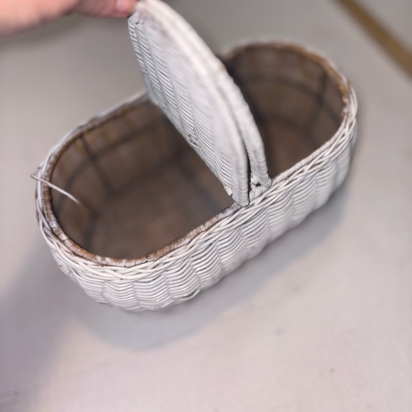 White Wicker Basket two compartments hinged lids 12” - Picture 7 of 10